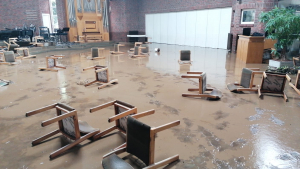 Gottesdienstraum mit Orgel in der Kirche am Widey in Hagen nach der Flut im Juli 2021