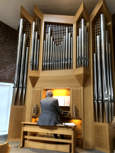 Orgel mit Orgelspieler in der Evangelisch Freikirchlichen Gemeinde Hagen