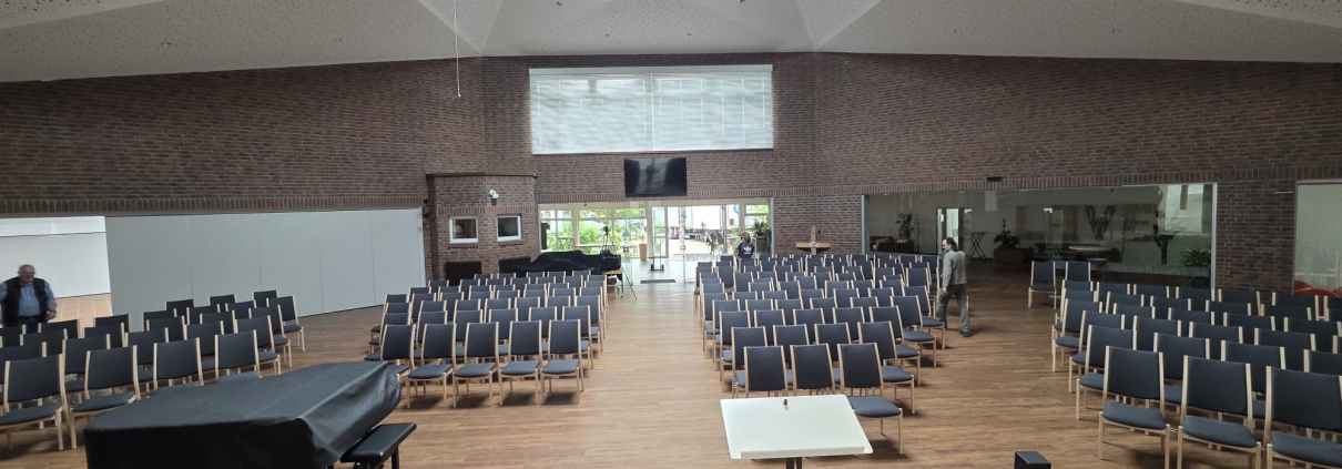 Neue Stühle in der Kirche