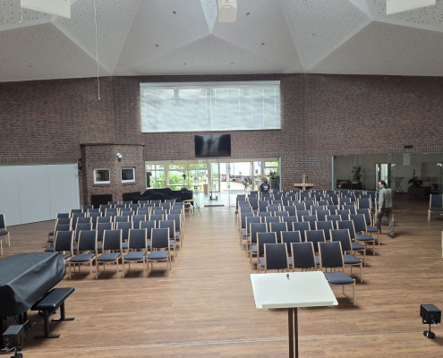 Neue Stühle in der Kirche