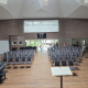 Neue Stühle in der Kirche